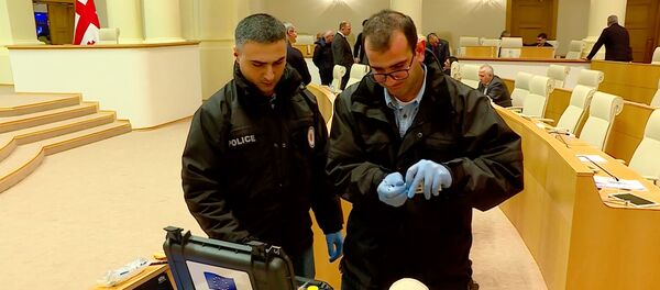 Эксперты-криминалисты изучают ситуацию в зале заседаний парламента Грузии - Sputnik Грузия