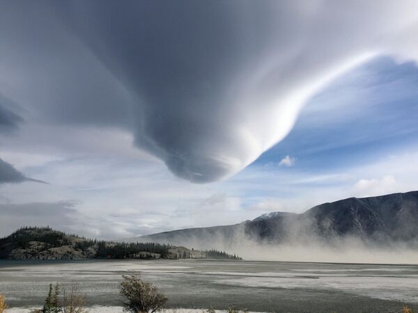 Торнадо в Юконе снимок Лорен Марчант, одержавший победу в категории Науки о Земле и климатология - Sputnik Грузия
