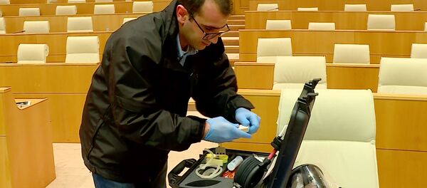 Эксперты-криминалисты изучают ситуацию в зале заседаний парламента Грузии - Sputnik Грузия