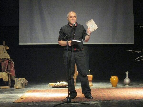 35 წელი, 30 წიგნი და ერთი ამოსუნთქვით დაწერილი ლექსები 35 წელი, 30 წიგნი და ერთი ამოსუნთქვით დაწერილი ლექსები - Sputnik საქართველო