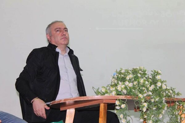 35 წელი, 30 წიგნი და ერთი ამოსუნთქვით დაწერილი ლექსები 35 წელი, 30 წიგნი და ერთი ამოსუნთქვით დაწერილი ლექსები - Sputnik საქართველო