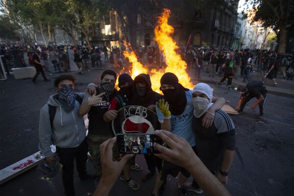 Участники акции протеста в Сантьяго, Чили - Sputnik Грузия