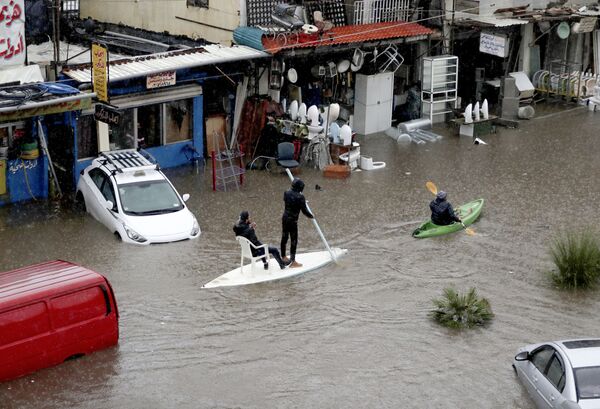 Люди на доске и каноэ на затопленной в результате проливных дождей улице Бейрута, Ливан - Sputnik Грузия