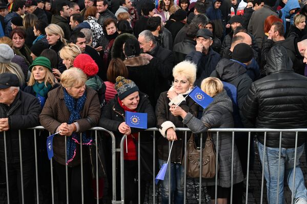 Лидер Грузинской мечты также вспомнил акцию протеста 2012 года в Тбилиси. Тогда сторонники Грузинской мечты вышли на улицы, чтобы выступить против Единого нацдвижения под руководством Михаила Саакашвили. Прошло семь лет после беспрецедентно многочисленного собрания в Тбилиси. На этой площади семь лет назад мы, вся страна, объединились за свободу, - сказал Иванишвили - Sputnik Грузия