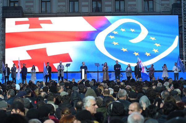 Перед собравшимися на площади Свободы, где были установлены гигантские экраны, сцена и динамики, выступили лидеры правящей партии - Sputnik Грузия