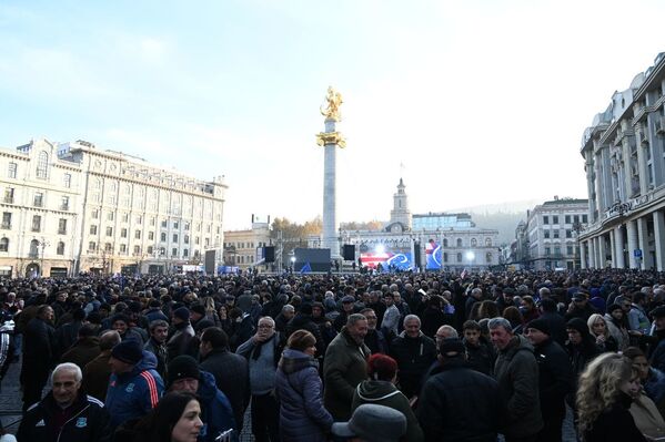 Тысячи людей заполнили всю площадь Свободы, где была установлена сцена, с которой перед собравшимися выступали лидеры Грузинской мечты - Sputnik Грузия