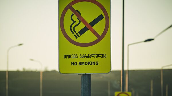Табличка с надписью Не курить на бензоколонке - Sputnik Грузия