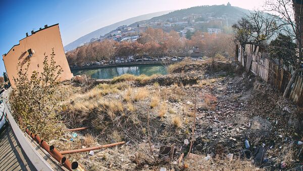 Вид на город Тбилиси - земельный участок на месте разрушенного старого дома - Sputnik Грузия