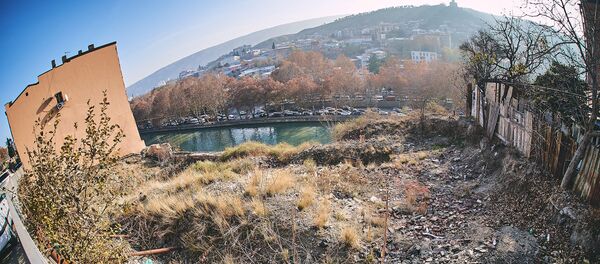 Вид на город Тбилиси - земельный участок на месте разрушенного старого дома - Sputnik Грузия