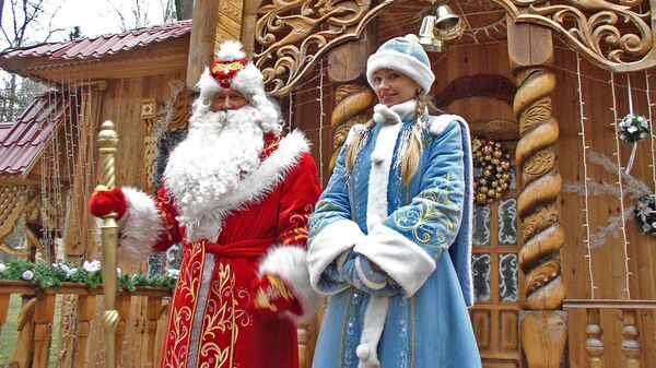 Белорусский Дед Мороз со Снегурочкой в Беловежской пуще - Sputnik Грузия