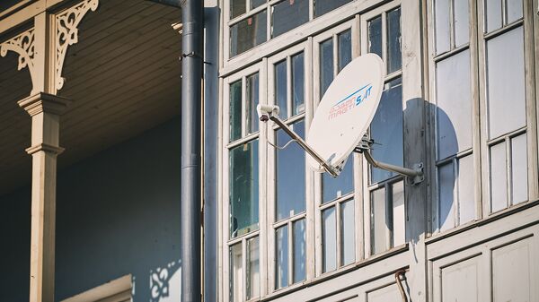 Спутниковая антенна на стене жилого дома - Sputnik Грузия