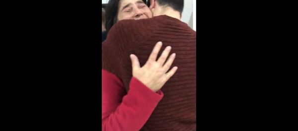 დედა-შვილის ემოციური შეხვედრა დედა-შვილის ემოციური შეხვედრა - Sputnik საქართველო