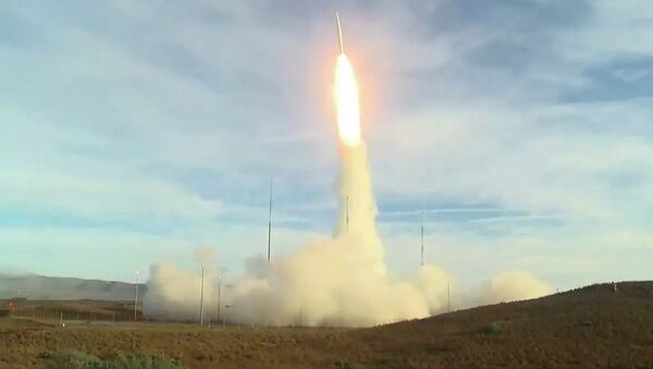 Запуск баллистической ракеты с авиабазы Ванденберг в Калифорнии - Sputnik Грузия