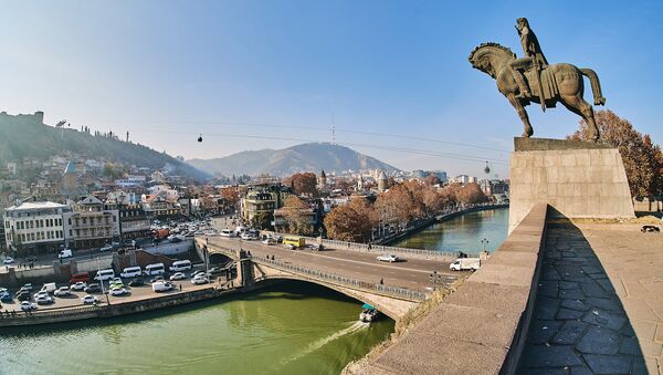 Памятник Вахтангу Горгасали и Метехский мост. Вид на город Тбилиси в солнечную погоду - Sputnik Грузия