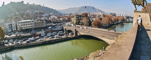 Памятник Вахтангу Горгасали и Метехский мост. Вид на город Тбилиси в солнечную погоду - Sputnik Грузия
