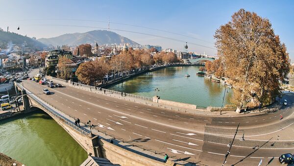 Метехский мост и набережная Куры. Вид на город Тбилиси в солнечную погоду - Sputnik Грузия