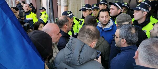 ერთიანი ნაციონალური მოძრაობის მხარდამჭერთა მომხრეები საკრებულოსთან ერთიანი ნაციონალური მოძრაობის მხარდამჭერთა მომხრეები საკრებულოსთან - Sputnik საქართველო