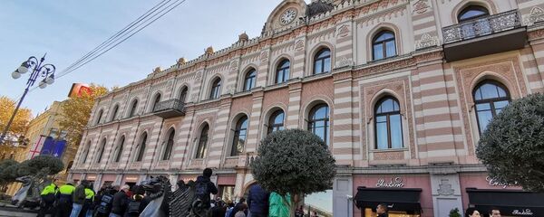 Сторонники ЕНД собрались у Сакребуло после стычки между депутатами - Sputnik Грузия