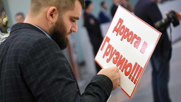 Журналист готовится задать вопрос на пресс-конференции президента РФ Владимира Путина - Sputnik Грузия