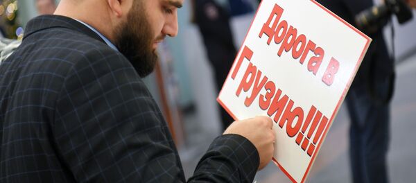 ჟურნალისტი ამზადებს შეკითხვას საქართველოსკენ მომავალი გზის შესახებ  - Sputnik საქართველო