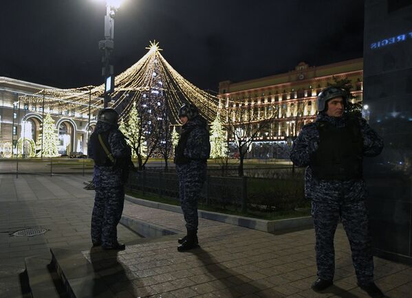 Сотрудники силовых структур недалеко от здания ФСБ на Лубянской площади в Москве. На улице Большая Лубянка, недалеко от здания, произошла стрельба - Sputnik Грузия