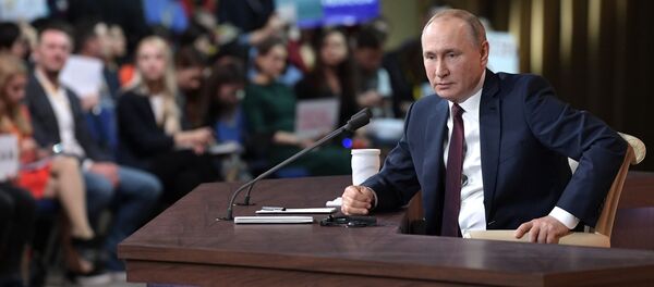 Президент РФ Владимир Путин на большой ежегодной пресс-конференции в Центре международной торговли на Красной Пресне - Sputnik Грузия