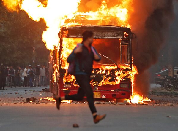 Горящие автобусы, беспорядки на улицах, погромы - так проходят акции протеста против нового закона о гражданстве в Дели, Индия - Sputnik Грузия