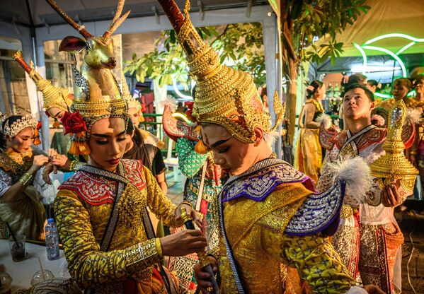 Тайские танцоры в национальных костюмах готовятся к выступлению в Бангкоке, Таиланд. Уличные фестивали-ярмарки проводятся с целью популяризации туризма. Каждый январь в стране проходит Thailand Tourism Festival (TTF), считающийся крупнейшим подобным событием - Sputnik Грузия