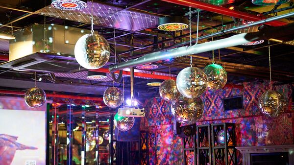 Зеркальные шары и освещение в одном из тбилисских кафе-баров - Sputnik Грузия