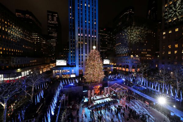 Новогодняя елка на площади перед Рокфеллеровским центром в Нью-Йорке - Sputnik Грузия