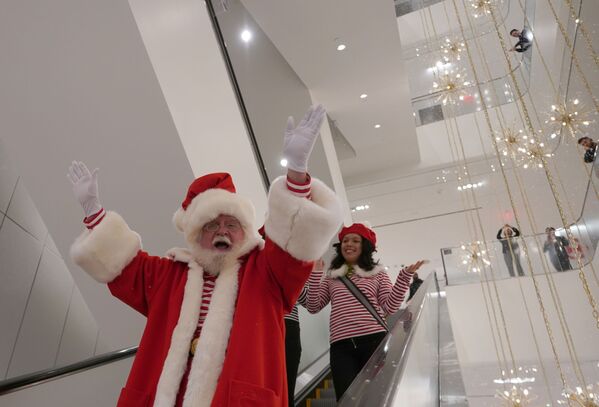 Санта-Клаус на эскалаторе в магазине Nordstrom в Нью-Йорке - Sputnik Грузия