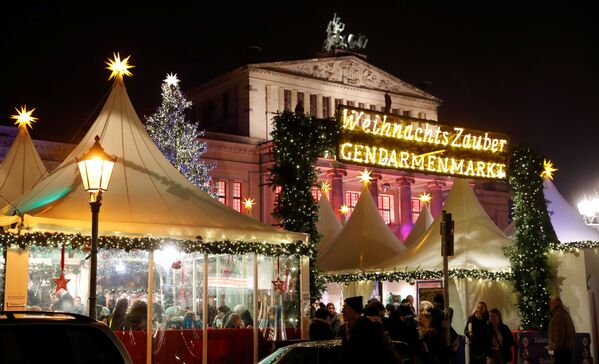 Рождественская ярмарка на площади Жандарменмаркт в Берлине - Sputnik Грузия