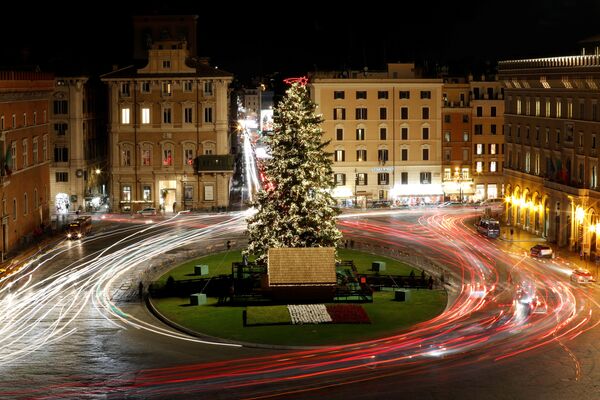 Новогодняя елка на площади Пьяцца Венеция в Риме - Sputnik Грузия