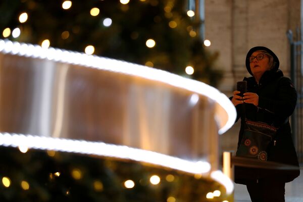 Женщина фотографирует новогоднюю елку в Палаццо Колонна в Риме - Sputnik Грузия