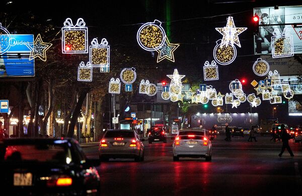 Такая праздничная иллюминация установлена к Новому году на улице Пекина в районе Сабуртало - Sputnik Грузия