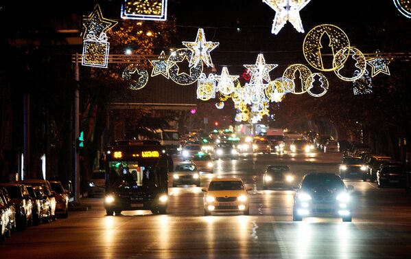 А так выглядит проспект Александра Казбеги в районе Сабуртало. На нем установлены такие же новогодние украшения, как и на улице Пекина - Sputnik Грузия
