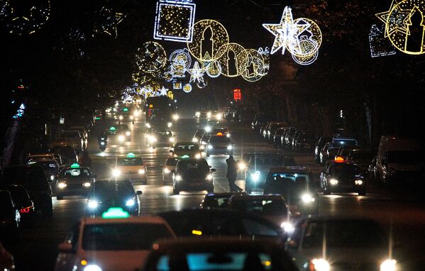 Автомобилистам также надо учитывать изменившуюся схему движения машин в центре Тбилиси в связи с новогодними праздниками - Sputnik Грузия