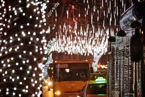 Новогодние огни украшают не только проспект Руставели - многие другие улицы города в этом году получили нарядное освещение, которое в прошлом году было размещено в самом центре Тбилиси - Sputnik Грузия
