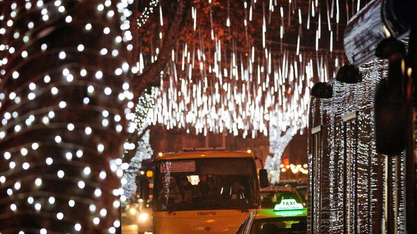 Праздничная иллюминация отражается в стеклах автобуса на улице Меликишвили. Новогодние украшения в столице Грузии - Sputnik Грузия