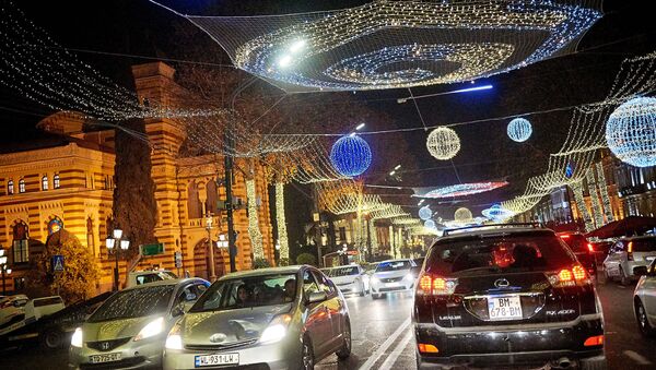 Праздничная иллюминация на проспекте Руставели. Новогодние украшения в столице Грузии - Sputnik Грузия