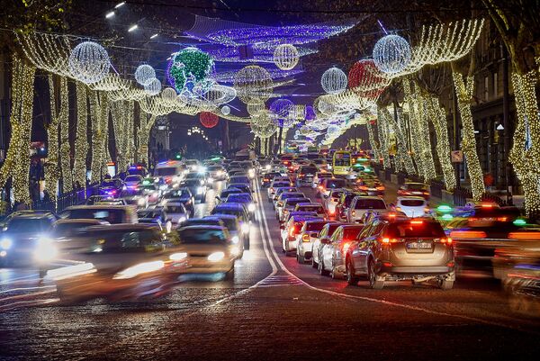 В центре Тбилиси, в связи с тем, что площадь Первой Республики в новогодние дни будет закрыта для движения транспорта, возможны пробки на прилегающих улицах - Sputnik Грузия