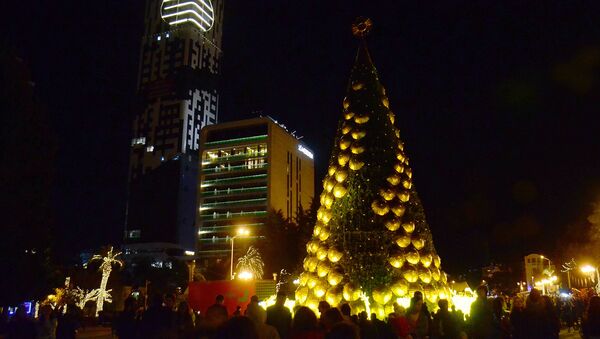 Главная новогодняя елка Батуми 25 декабря не была расцвечена огнями из-за гибели туристов в ДТП - Sputnik Грузия