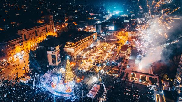 Мэрия Тбилиси на своей странице также опубликовала красочное фото церемонии зажжения огней на главной новогодней елке Грузии и праздничного фейерверка - Sputnik Грузия