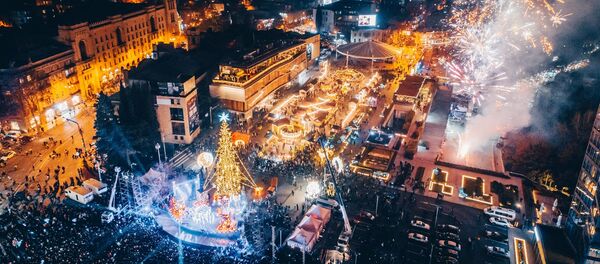Торжественная церемония зажжения огней на главной новогодней елке Грузии на площади Первой Республики - Sputnik Грузия