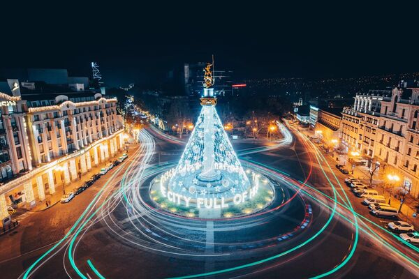 Также мэрия Тбилиси разместила фото украшенной к Новому году площади Свободы в центре столицы Грузии, сделанное с помощью дрона - Sputnik Грузия