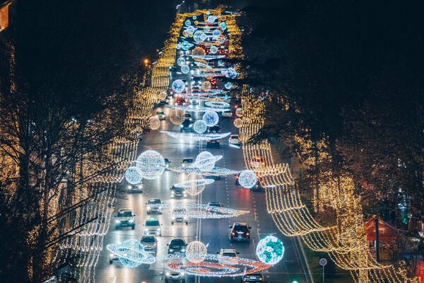 Также мэрия опубликовала снятый с помощью дрона главный проспект города - Руставели, который в этом году получил праздничное новогоднее освещение - Sputnik Грузия