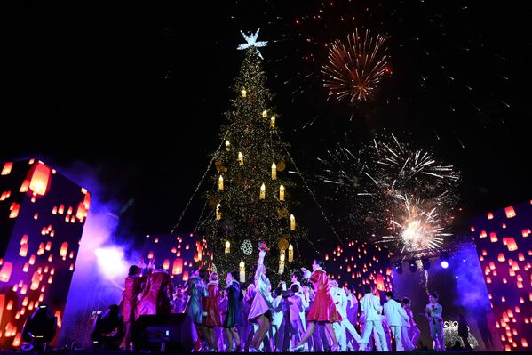 Торжественная церемония зажжения огней на главной новогодней елке Грузии состоялась на площади Первой Республики в центре Тбилиси - Sputnik Грузия