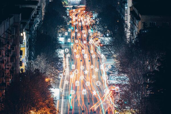 Снимки проспекта Руставели впечатляют - тысячи жителей Тбилиси и гостей столицы уже успели сфотографировать и выложить в соцсети множество снимков и видео празднично украшенной главной улицы города - Sputnik Грузия