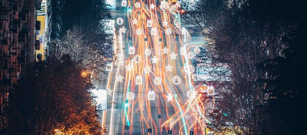 Празднично украшенный к Новому году проспект Руставели в центре Тбилиси, фото с дрона - Sputnik Грузия