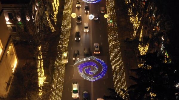 Космическая красота: новогодний Тбилиси с высоты птичьего полета - видео - Sputnik Грузия